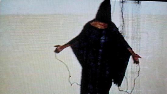 Symbol der US-Folter: Dieses Bild eines irakischen Gefangenen in Abu Ghraib ging um die Welt. (Foto: picture alliance / dpa) 